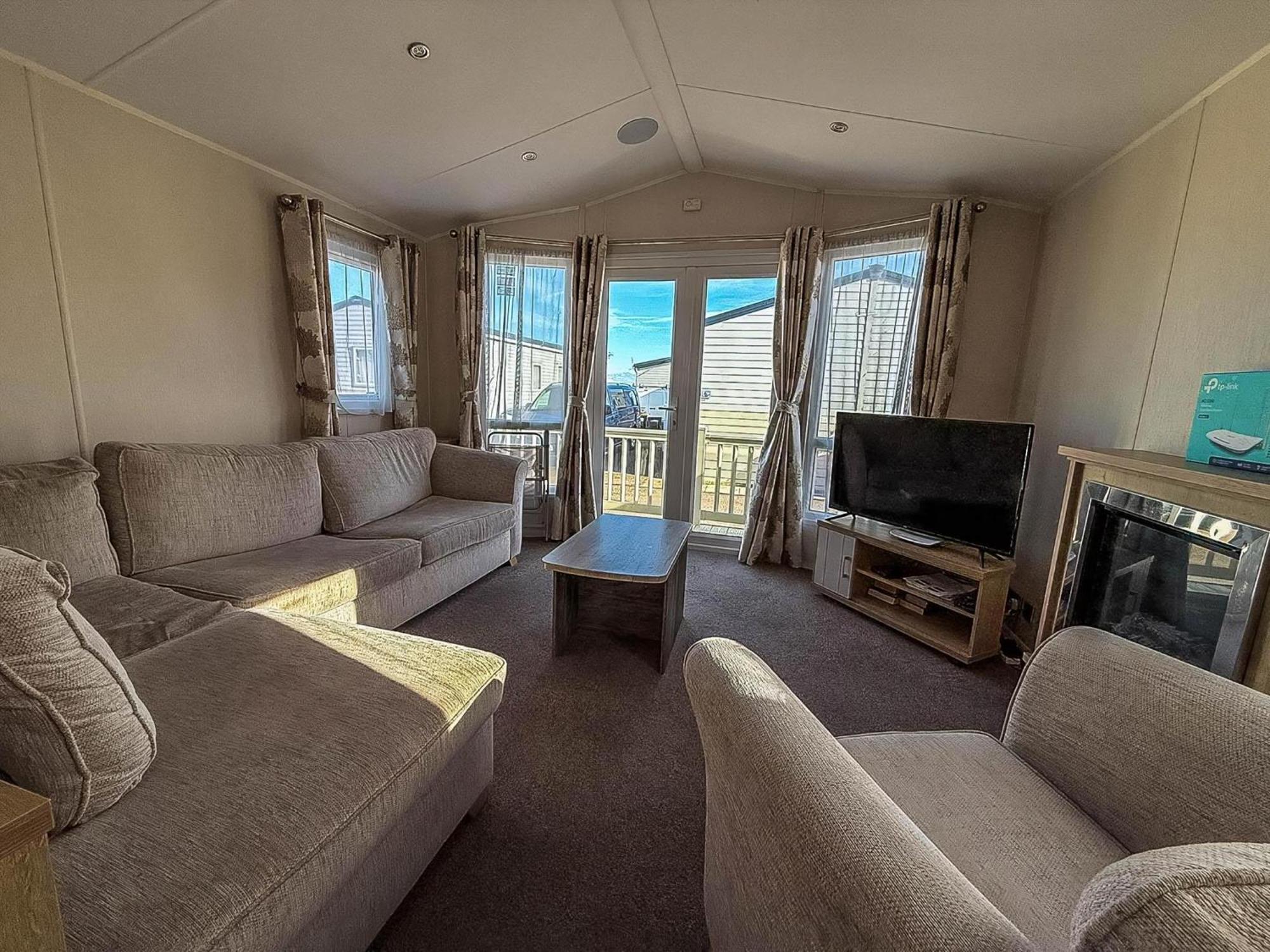 Lovely 6 Berth Caravan At Suffolk Sands Holiday Park Ref 45010Mv Felixstowe Extérieur photo
