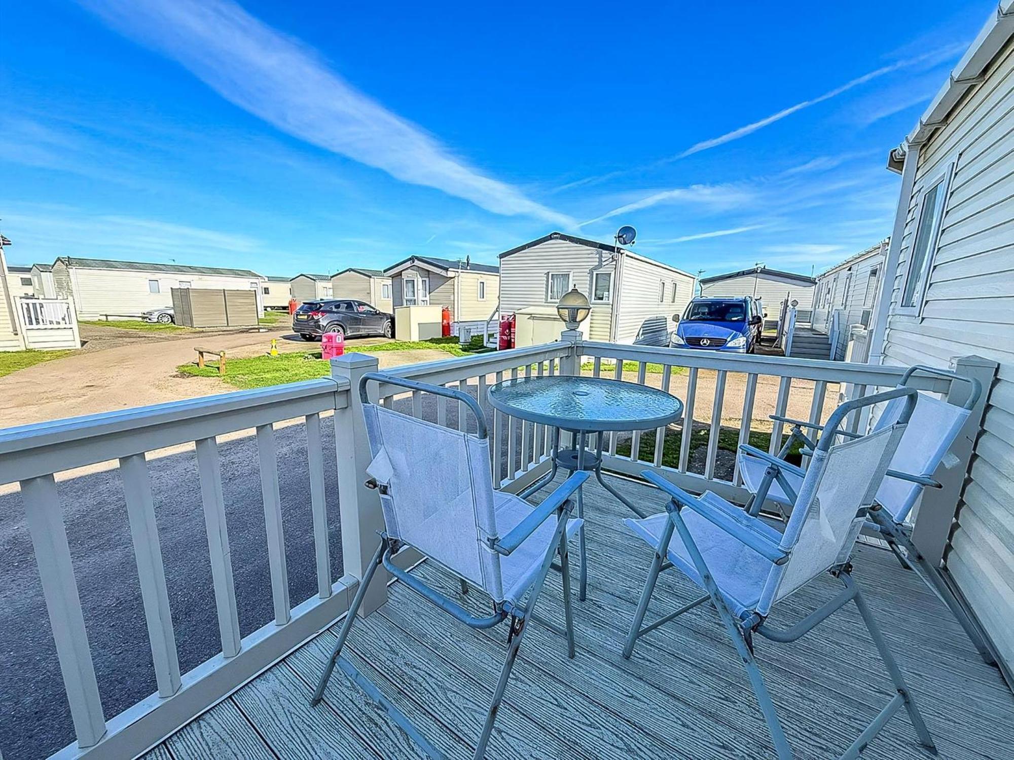 Lovely 6 Berth Caravan At Suffolk Sands Holiday Park Ref 45010Mv Felixstowe Extérieur photo